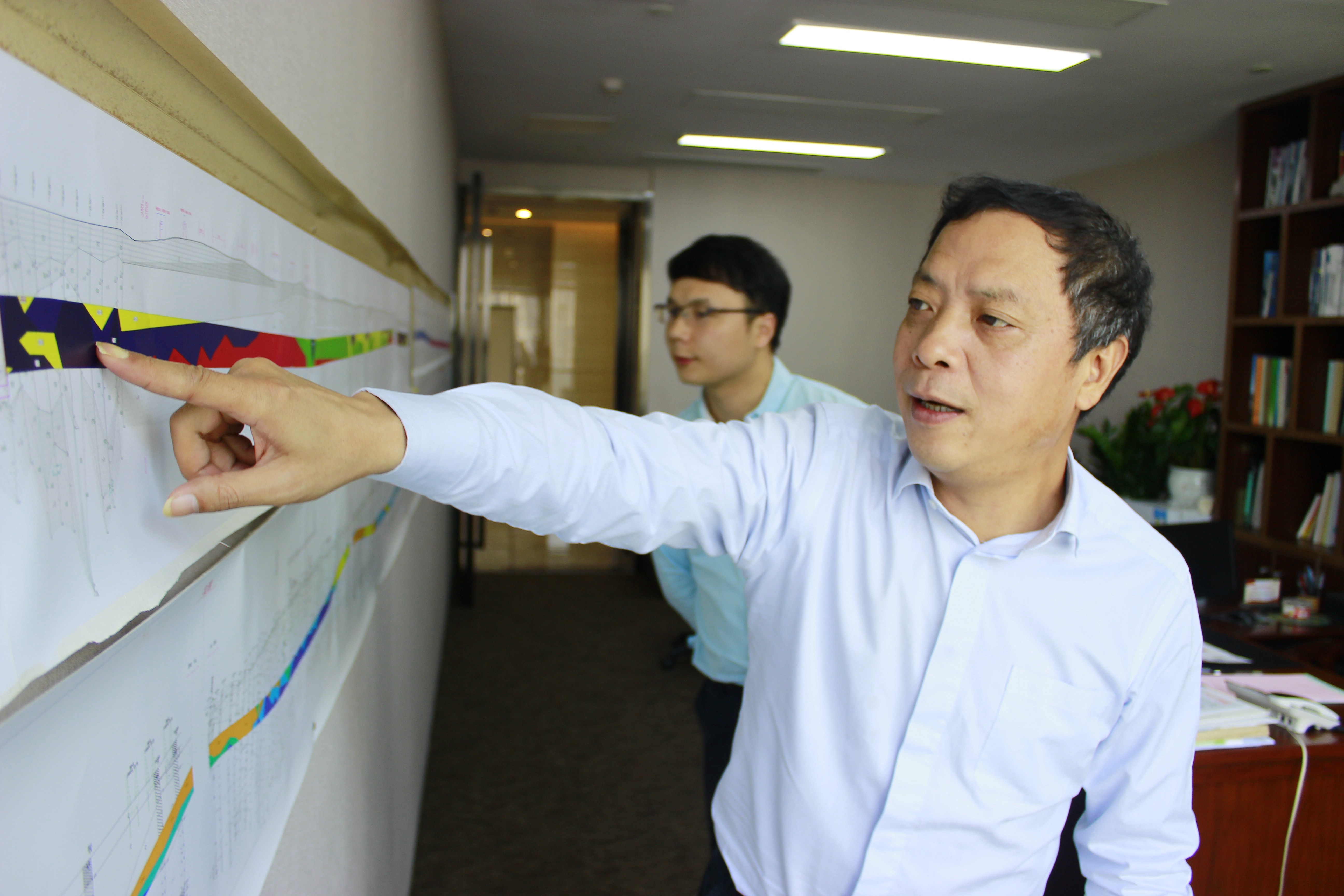 易覺同項目部技術人員討論盾構區間地質情況_副本.jpg